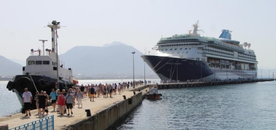 کەشتیەكی گەشتیاری بە ئاڵای باهامای، گەیشتە کەناراوەکانی ئالانیا