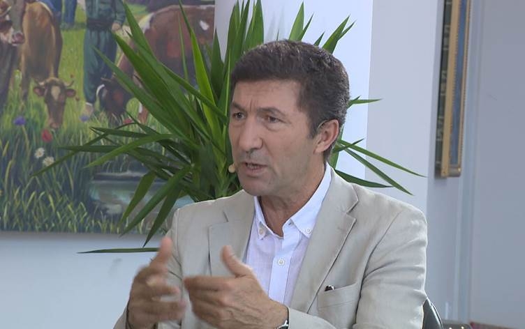 Profesorê Kurd: Divê Tirkiye derbasî sîstema 2 zimanî ya Kurdî û Tirkî bibe