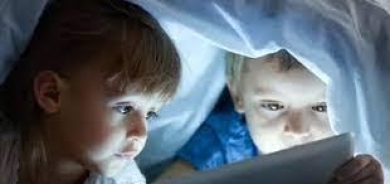 كيف يمكن تقليص الوقت الذي يقضيه أطفالنا أمام الشاشات؟