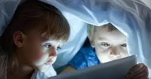 كيف يمكن تقليص الوقت الذي يقضيه أطفالنا أمام الشاشات؟