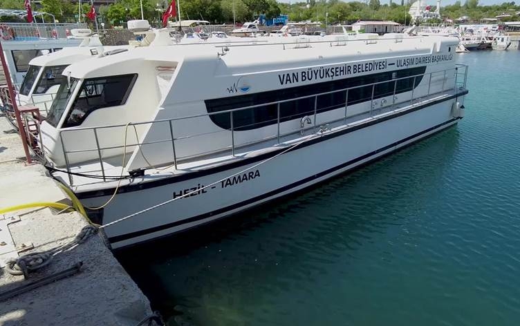 Piştî 4 salan li ser Gola Wanê geştên otobusên deryayî dest pê kir