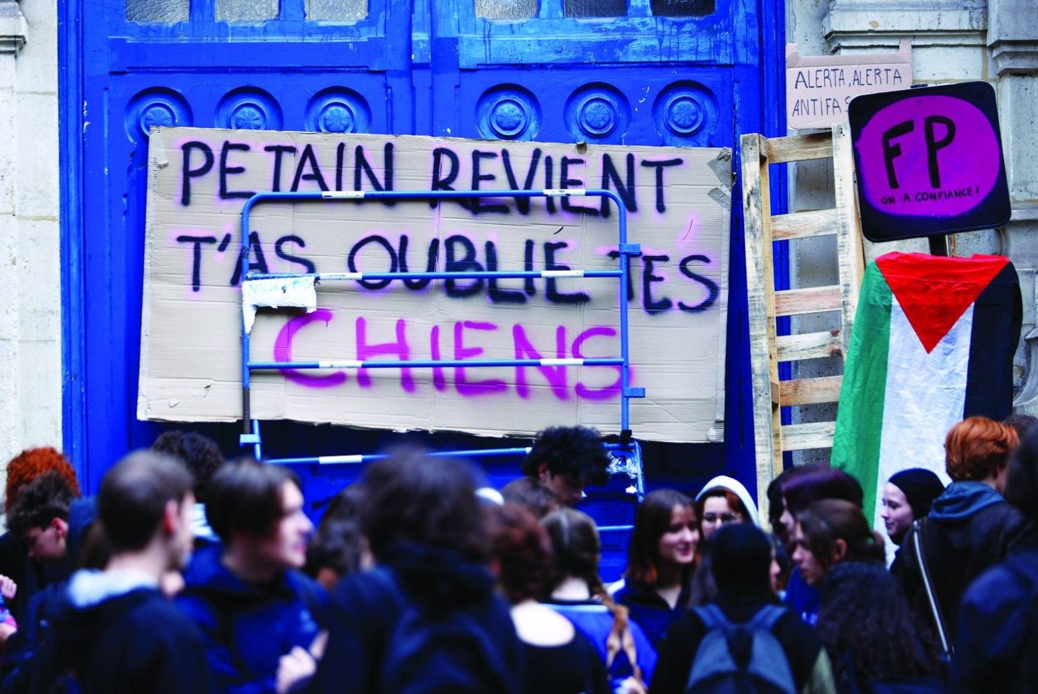 الأحزاب الفرنسية الكبرى تتموضع استعداداً للانتخابات المبكرة