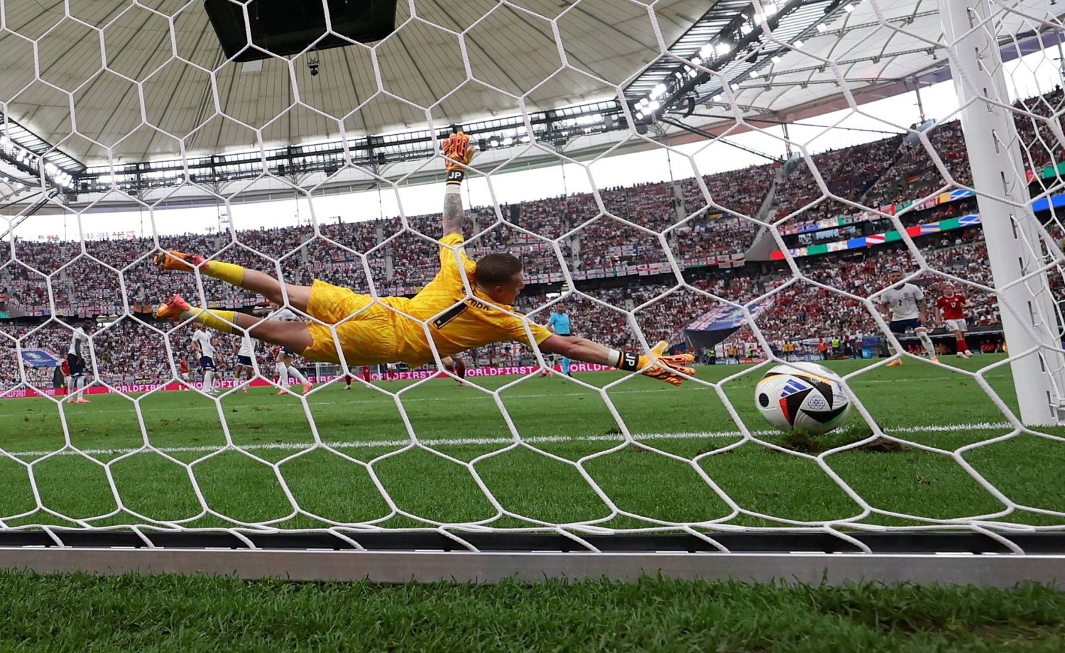 إنجلترا تخطو نحو الدور الثاني بتعادل مخيب مع الدنمارك