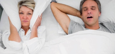 الرجال أم النساء... من يشخر أكثر وما الأسباب؟