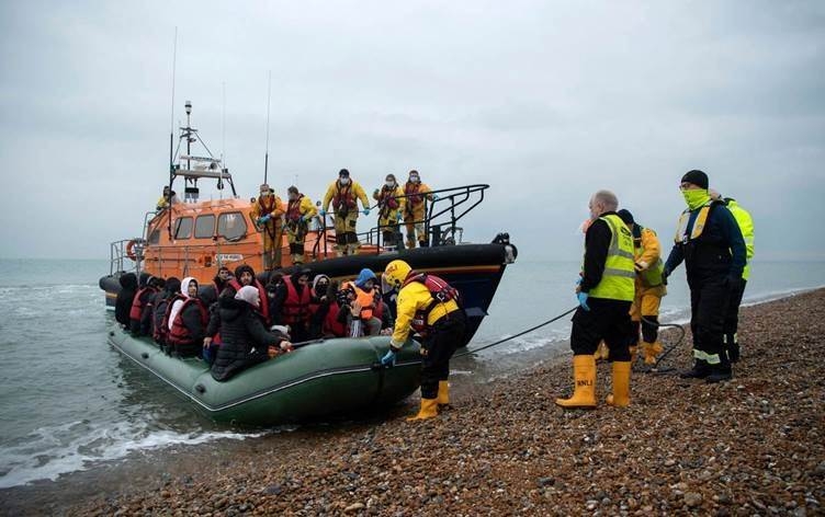 Di rojekê nêzikî 900 koçberî gihîştine Brîtanyayê