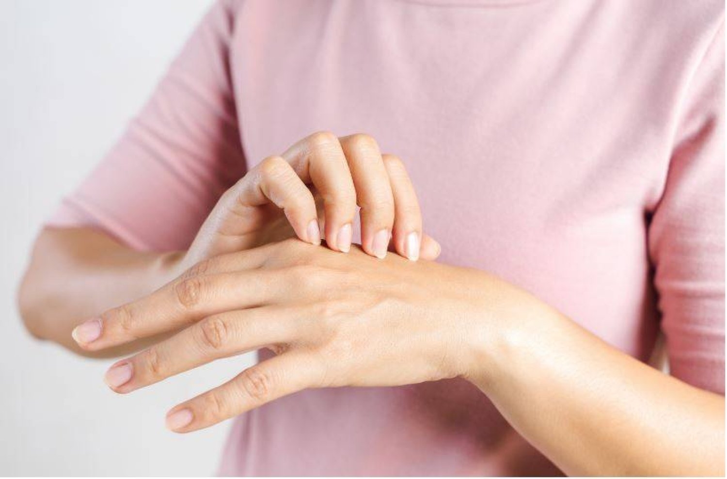 دراسة: الجلد يمتص مواد كيميائية خطيرة من الملابس وبعض المنتجات