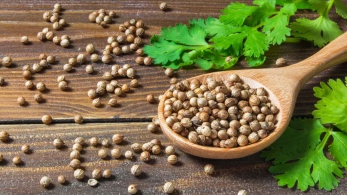 لمن يعانون من احتباس السوائل بالجسم والوزن الزائد.. كلمة السر في تناول هذا المشروب