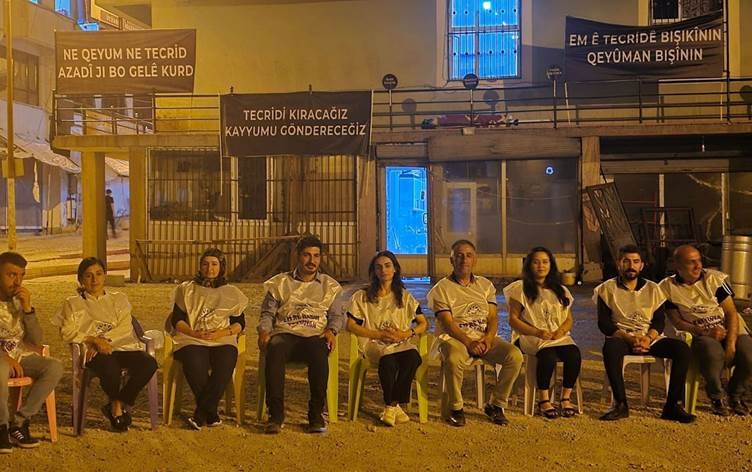 COLEMÊRG – Qeyûm bi çalakiya rûniştinê tê protestokirin