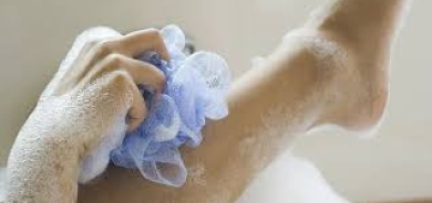 لهذه الأسباب تجنبوا الاستحمام بالليفة