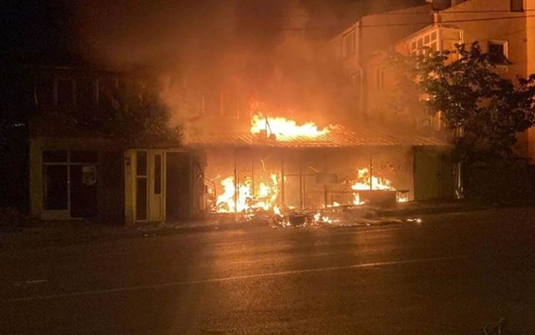 Li Qeyseriyê xelk rabû ser pêyan: Otomobîl û xanî hatin şewitandin