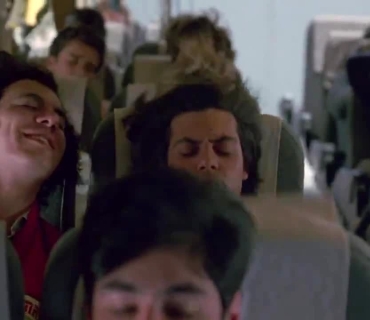 بەهۆی لەرزینێکی توندی فڕۆکە دەیان کەس بریندار بوون