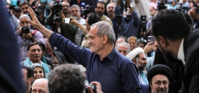 خامنئي يطالب بزشكيان بمواصلة «نهج رئيسي»