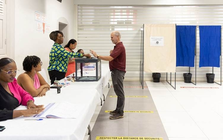 Li Fransayê rojeke dîrokî ye: Xelk diçe ser sindoqan