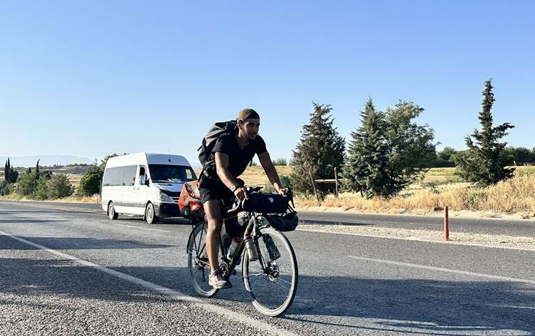 Xortekî Kurd ji Almanyayê bi bîsîkletê çû Semsûrê