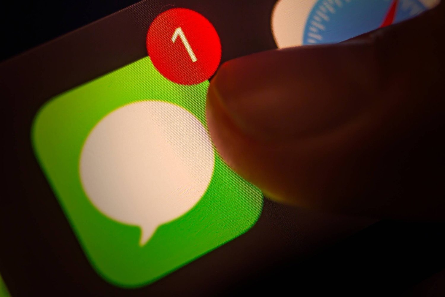 كيف تغادر محادثة «iMessage» جماعية مع وجود مستخدم لنظام «أندرويد»؟
