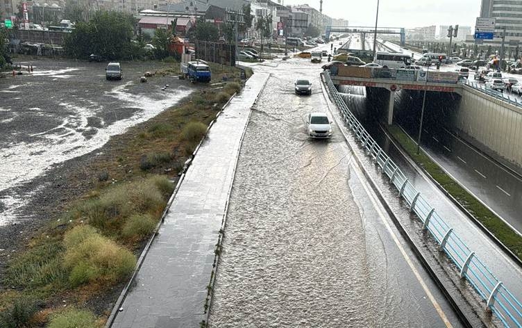 Li Erziromê dikan û xanî di bin avê de man