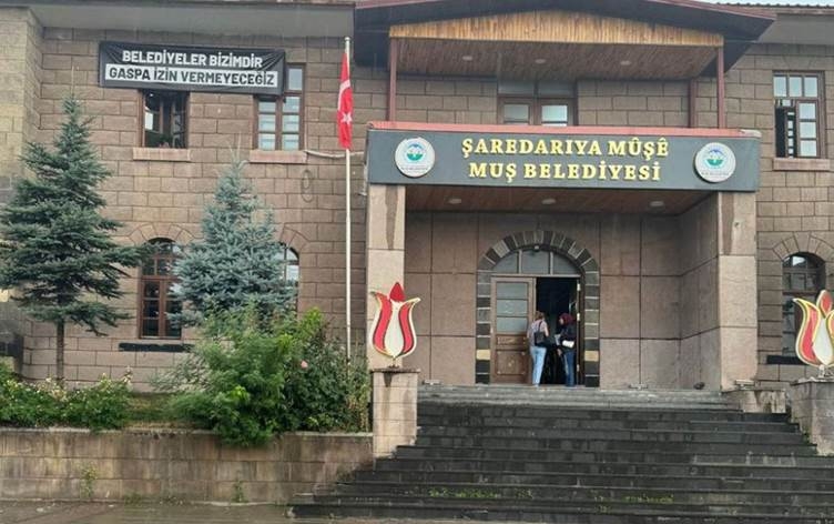 Li Şaredariya Mûşê cara ewil tabeleya bi Kurdî hat daliqandin