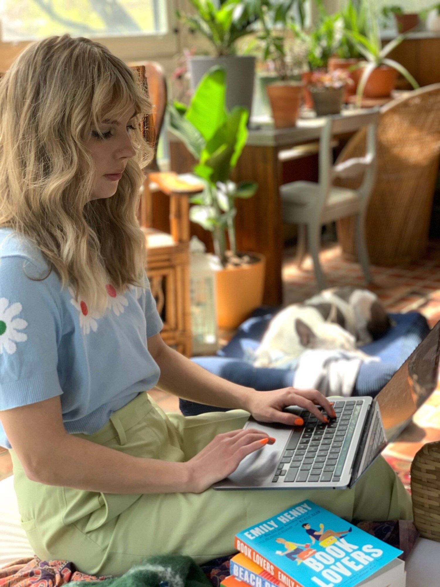 إيميلي هنري... كتب تحقق أعلى مبيعات من دون ترويج ولا «تيك توك»