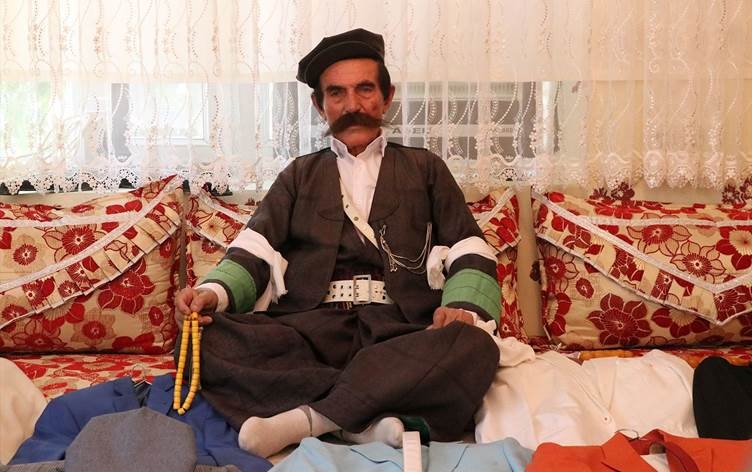 Cil û bergên xwe 60 sal in ji qumaşê şal û şepikê çêdike