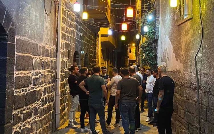 Amed - Bi çekan êrişî 2 kafeyan hat kirin