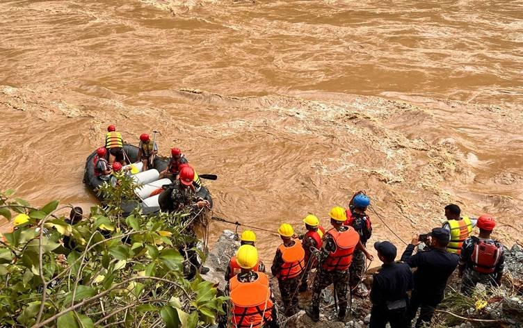 Du otobus ketin çem: 62 kes winda bûn