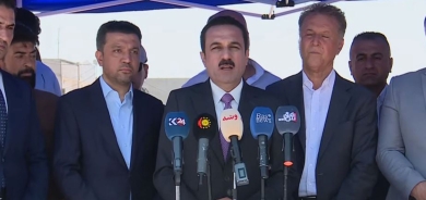 بأكثر من ملياري دينار.. محافظ أربيل يرسي حجر الأساس لمشاريع طرقية