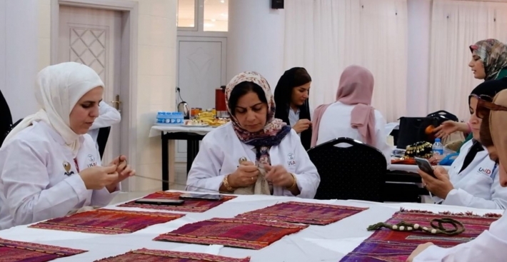 بدعم من حكومة إقليم كوردستان.. فتيات حلبجة يتجهن للحرف اليدوية السياحية