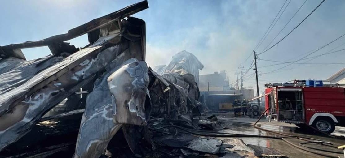 اندلاع حريق في مصنعين كبيرين بالمنطقة الصناعية في السليمانية