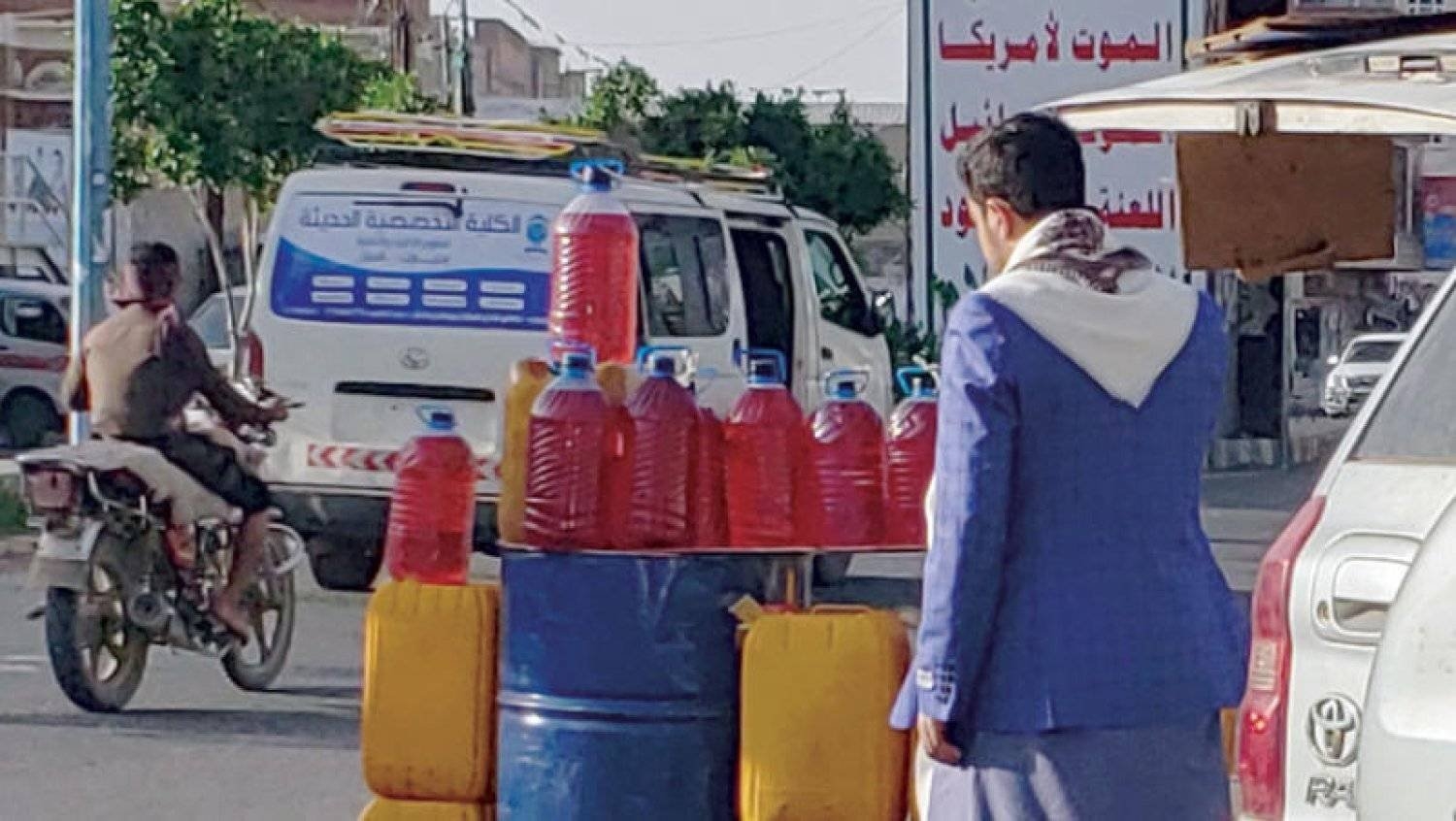 أزمة وقود في صنعاء تربك الانقلابيين غداة قصف الحديدة