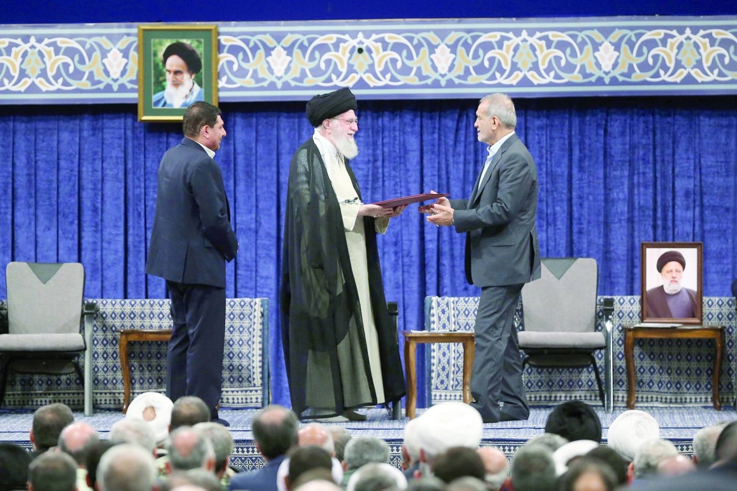 بزشكیان یباشر مهامه ويعيّن عارف نائباً أول