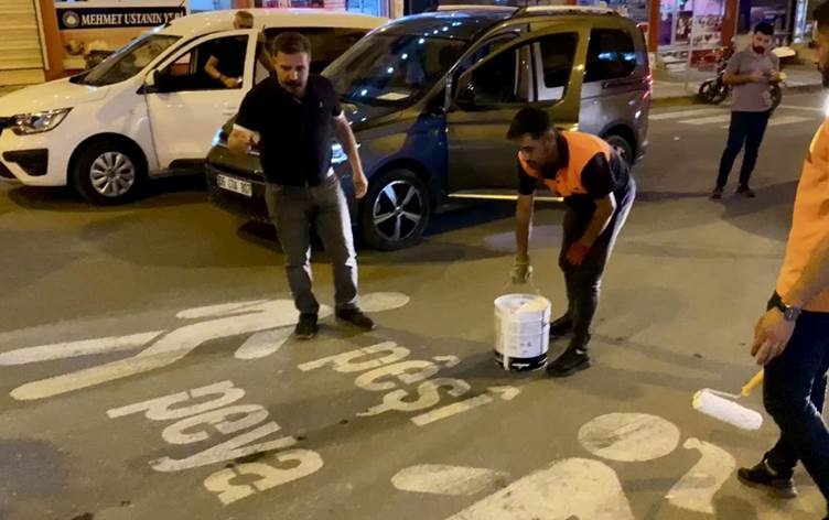 Li Kerboranê jî nivîsên Kurdî yên li ser rê hatin jêbirin