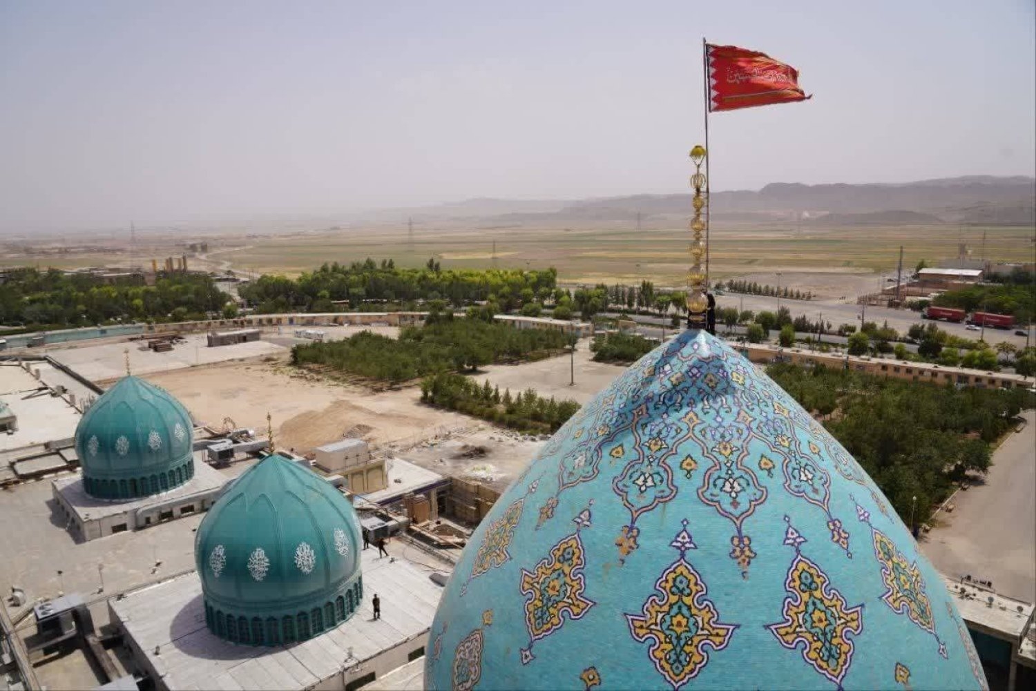 إيران ترفع «علم الثأر» الأحمر... إلى ماذا يرمز وما المكتوب عليه؟