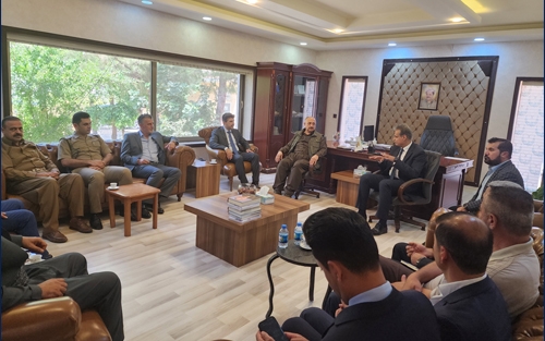 *سکرتێرى گشتیى YNDK سەردانى قەزاى خەلیفان دەكات*   غەفوور مەخموورى: پێویستە هێزو لایەنە سیاسییەکانى کوردستان هاوکارو پشتیوانى حکومەتى هەرێمى کوردستان بن
