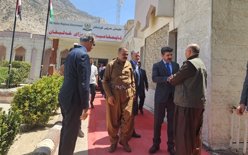 *سکرتێرى گشتیى YNDK سەردانى قەزاى خەلیفان دەكات*   غەفوور مەخموورى: پێویستە هێزو لایەنە سیاسییەکانى کوردستان هاوکارو پشتیوانى حکومەتى هەرێمى کوردستان بن