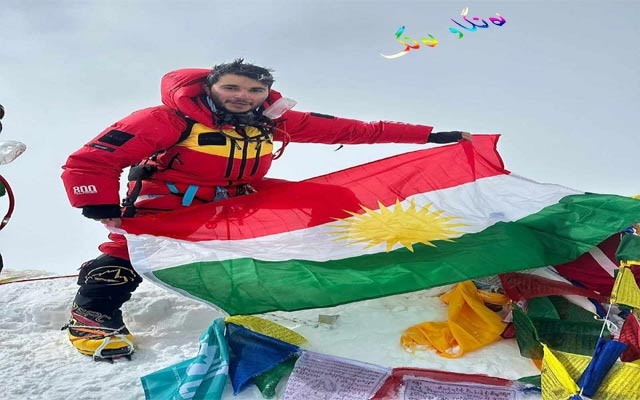 ئاڵای كوردستان لەسەر چیای ئێڤرێست