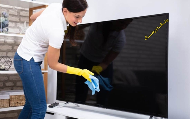 شێواز و كەرەستەی تایبەت بۆ پاككردنەوەی تەلەفزیۆنی شاشە تەخت