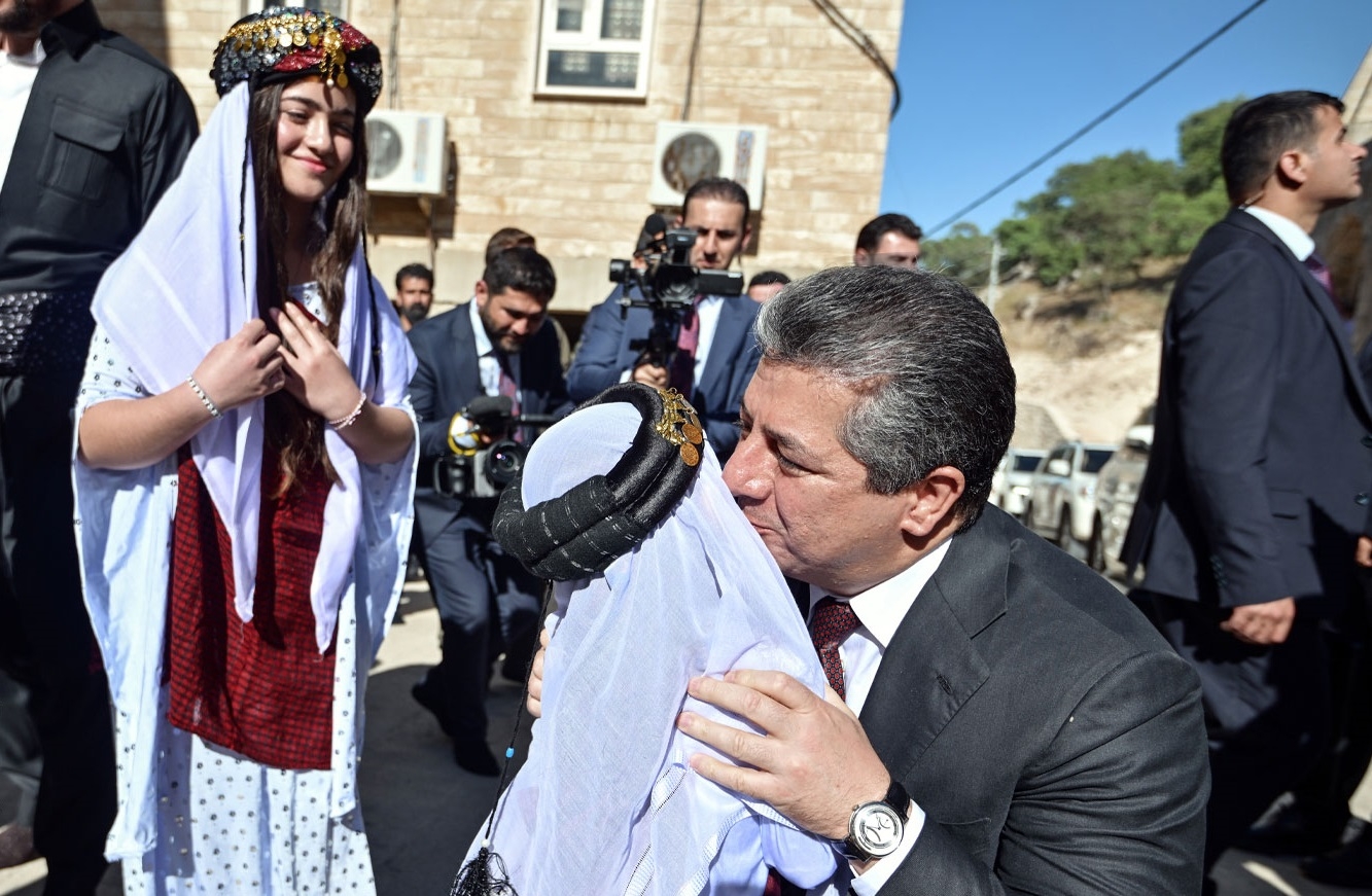 رئيس حكومة كوردستان يمنح مساعدات مالية للإيزيديين الناجين من داعش