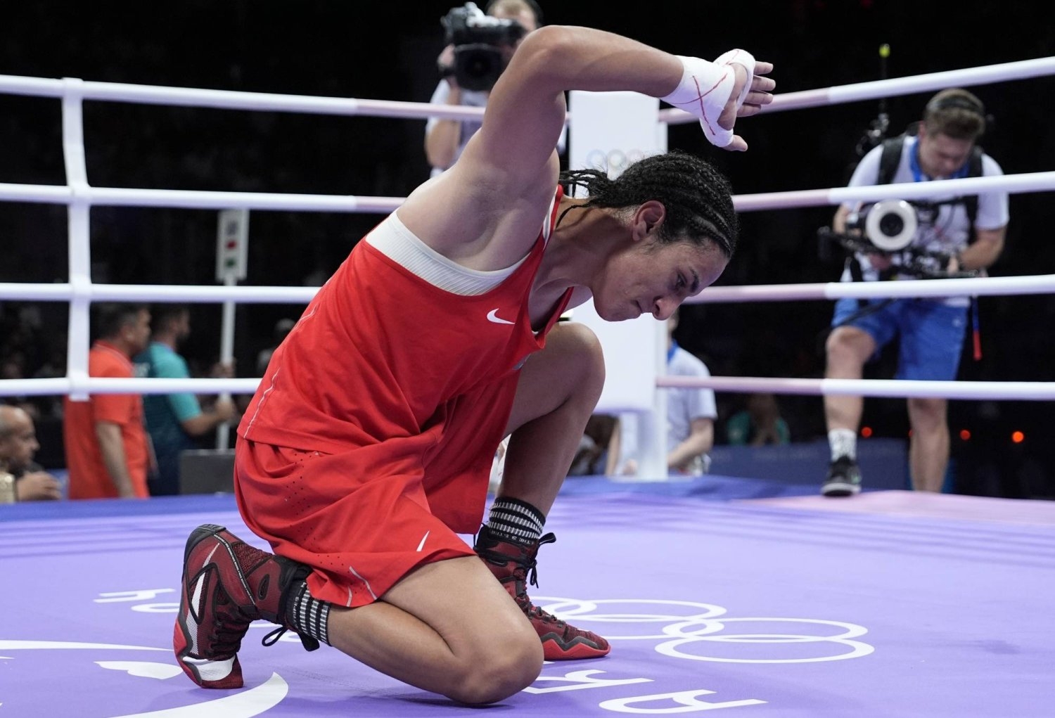 «اتحاد الملاكمة» يخرج عن صمته في قضية «إيمان»... ولايلز يخطف الأنظار