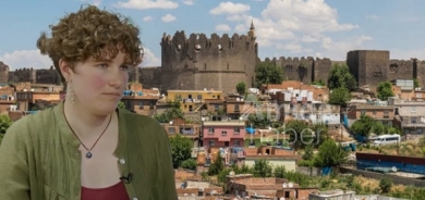 Hunermenda navdar ya Frensî rexne li xelkê Diyarbekirê dike