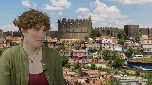 Hunermenda navdar ya Frensî rexne li xelkê Diyarbekirê dike