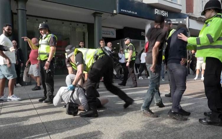 Rewşa Kurdan di navbera rastgir û dijberên nijadperestên Brîtanyayê de