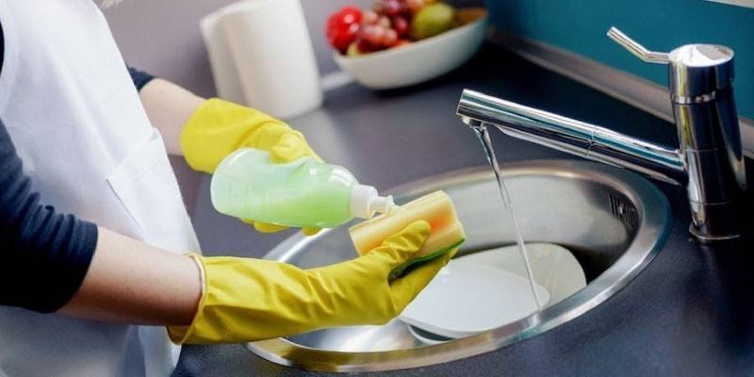 الإسفنجة أم قماشة الصحون... أيهما أفضل وأقل نقلاً للجراثيم؟