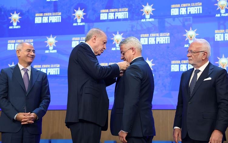 2 parlamenter û 13 serokên şaredariyan derbasî AK Partiyê bûn