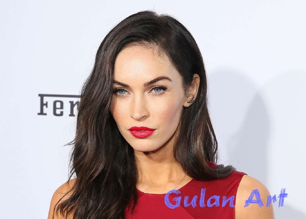 میگان فۆكس:كۆمەڵگە ئافرەتان ناچار دەكات كە لە ڕكابەرێتیدا بن