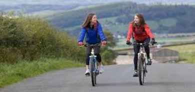 المشي أم ركوب الدراجات أم السباحة... ما الرياضة الأشد حرقاً للسعرات؟