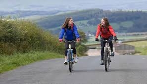 المشي أم ركوب الدراجات أم السباحة... ما الرياضة الأشد حرقاً للسعرات؟