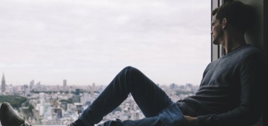 الشباب يعانون من الوحدة أكثر من كبار السن