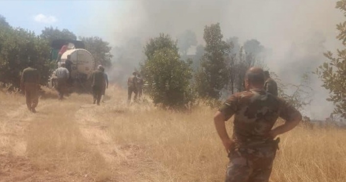 قوات البيشمركة تساعد فرق الدفاع المدني في السيطرة على حريق في دهوك