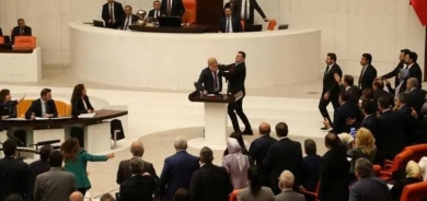 مشاجرة البرلمان «الدامية» تنقلب إلى تراشق بين إردوغان وأوزيل