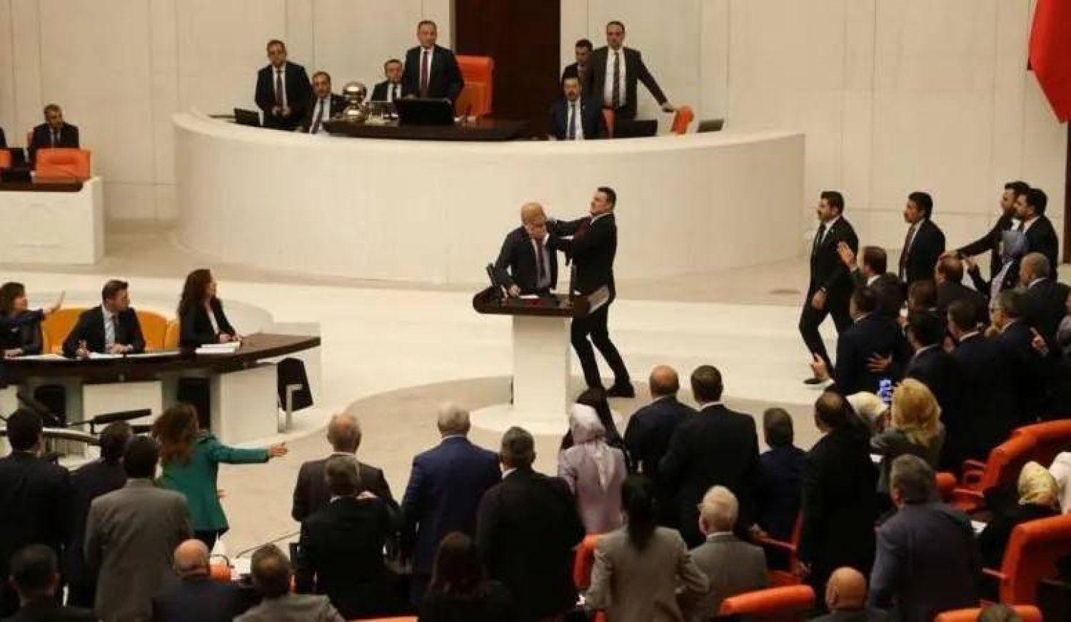 مشاجرة البرلمان «الدامية» تنقلب إلى تراشق بين إردوغان وأوزيل